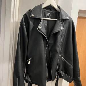 Bikerjacka i skinnimitation - Storlek 38 Fint skick, använd ett fåtal gånger.