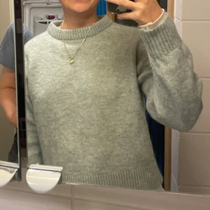 Stickad tröja - Stickad tröja från bikbok med alpaca blend. Mint färgad, såg nu att det är två små hål i ärmen (syns på bild) men annars väldigt bra skick🩷