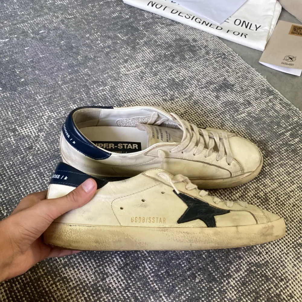 Ett par golden goose skor som inte är tvättade, jag gör givetvis rent dom om jag har bestämt mig för och sälja dom. Dom är i väldigt bra skick. Allt på bilderna medföljs och skriv för fler frågor!  Nypriset på dessa skor är ca 7000   Mitt pris: 2950. Skor.