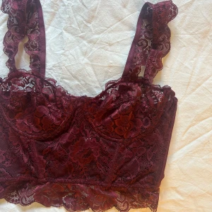 Korsett topp/spets topp - Säljer denna så så fina ”korsett” topp i spets. Helt slutsåld på hemsidan. Använt bara en gång. ✨