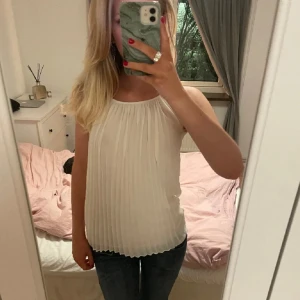  vit tröja  -  köpte den på loppis älskar den men den börjar bli för liten💕