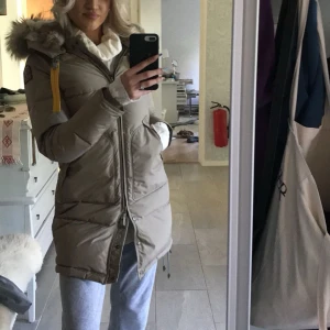Beige Parajumper longbear - Använd men bra sick pris kan diskuteras 