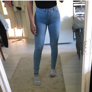  Perfekta ljusblåa jeans -  Snygga jeans i ljusblå färg  Med hög media och slim fit
