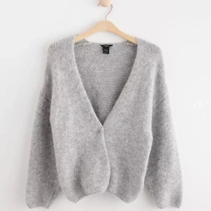 Stickad grå kofta - Jätte mysig kofta från Lindex. Har inte kommit till användning💗 skriv privat för fler bilder, tryck helst inte på köp nu🥰