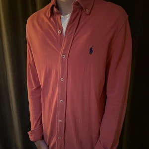 Ralph Lauren skjorta  - Fet rosa raffe skjorta, fin till alla tillfällen och svinskönt material! Storlek S pris kan diskuteras!