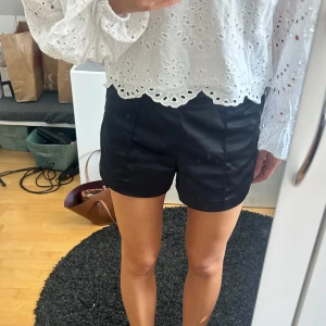 Zara shorts - Satinshorts från zara i storlek s