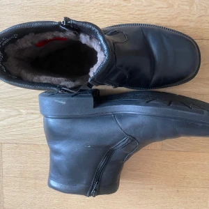 Fodrad känga från Rieker  - Varmfodrad läderkänga från Rieker i fint skick 