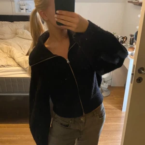 Weekday stickad zip tröja - Nyskick, endast lapparna inuti som är lite missfärgade