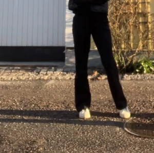 Kostymbyxor  - Säljer mina svarta kostymbyxor ifrån bikbok i storlek 36. Säljer för dom är för stora på mig. Sparsamt använda.  Knappen låssnsdd första dagen. Köpt för 499 säljer för 199 då en av två knappar är förstörd. Inget som är synligt när byxan är på!💓