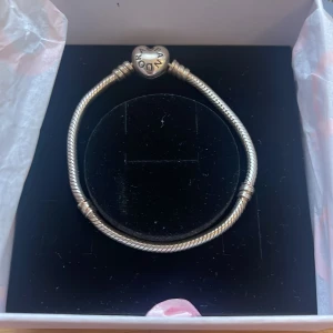 Pandora armband  - Pandora berlock armband i silver🩷 jätte bra skick säljer då jag ej använder silver😿 17 cm i längden😊