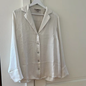 Oversized sidenskjorta - Obs gjord av polyester, men ser ut som siden. Använd fåtal gånger. Off-white