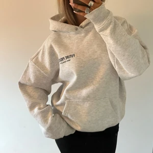 Oversized hoodie - Perfekt hoodie, tung i materialet och lägger sig perfekt! Storlek S herr men mer som en M/L på mig☁️🩶🤍 