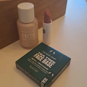 Helt nytt Smink set - Säljer ett helt nytt set från the bodyshop fresch nude foundation i nyans:fair 1N Läppstift nyans: real you Tea tree face base foundation puder  i nyans: fair 1n Allt helt nytt och oanvänt Nypris 760kr mitt pris 300kr! Fynda vet jag!
