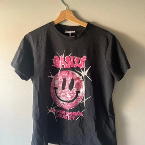Ganni t shirt  - Skit snygg t shirt från ganni 