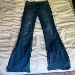 Högmidjade flare byxor från Veromoda  - Säljer dessa jätte fina högmidjade flare byxor från Vero Moda🤩 De är i bra skick och har endast används några få gånger. Måtten ser ni på andra bilden men jag skulle säga att de passar M och 40 i storlek💗Midjemått 38 benhårt 79