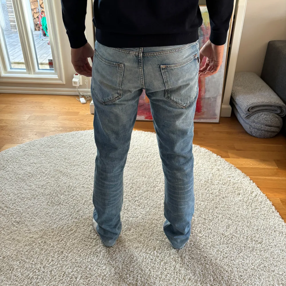 Snygga slitna jeans, köpte men gillade inte hur de satt på mig. De är i väldigt bra skick!!🌟. Jeans & Byxor.