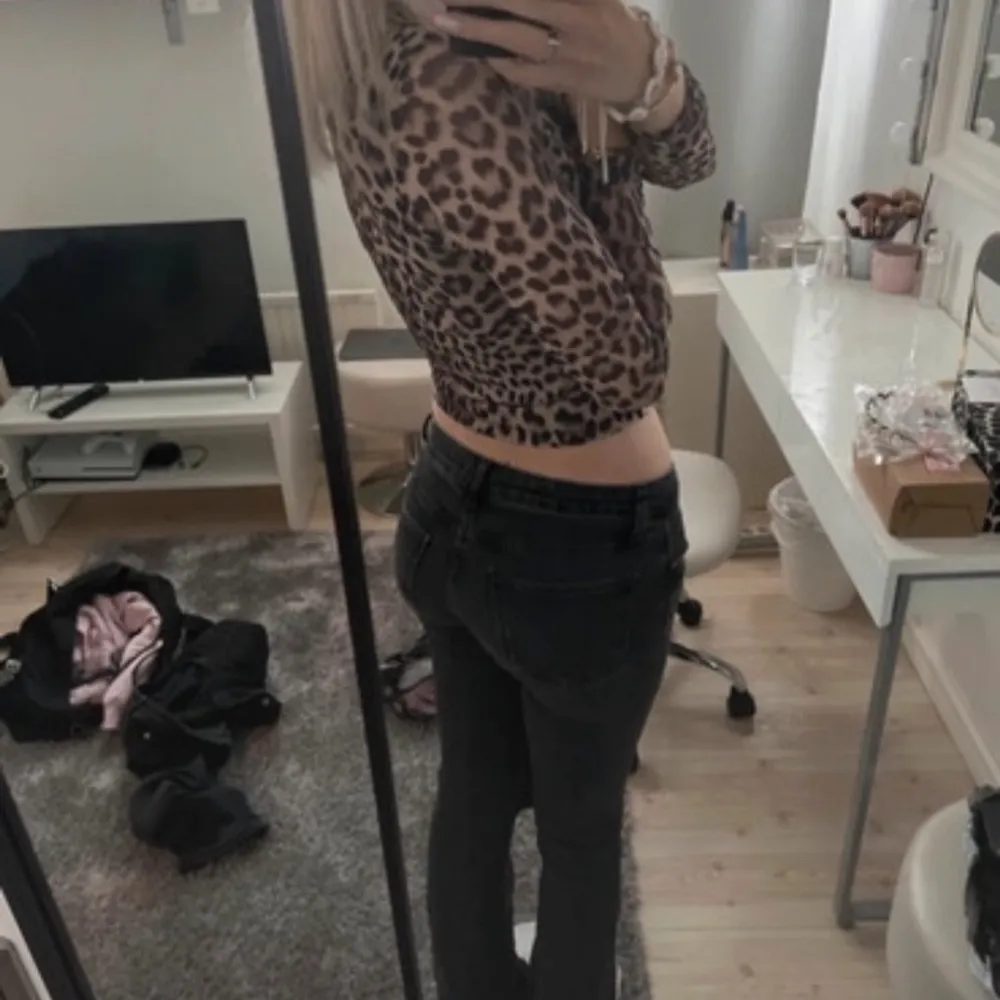 Jag säljer ett par jättefina lågmidjade jeans från zara, jeansen är bootcut och hålet har jag klippt själv❤️. Jeans & Byxor.