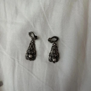 clip ons - clip om örhängen som inte används då jag redan har hål i öronen