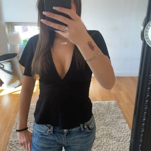 Svart knyt topp - Svart v ringad knyt topp från Gina tricot i storlek M men passar xs/s i och med att man kan knyta där bak! Slutsåld på hemsidan och väldigt eftertraktad, använd 1 gång bara