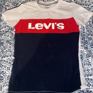 Levis T-shirt - Toppenskick. Står storlek L men skulle säga att den är mer som en S i storleken, tror det är barnmått 