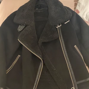 Zara jacka - Väldigt fint skick, använd fåtal gånger.