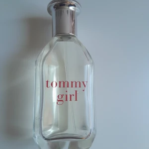 Tommy girl-parfym! - Säljer min tommy girl parfym! Då den inte kommer till användning. Den har en fräsch och bloomig doft med noter av citrus och jasmin. Perfekt för både vardag och fest. Finns mycket kvar i flaskan och pris kan diskuteras.Köpte för 700kr.