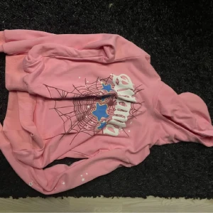 Atlanta Sp5der Hoodie - Atlanta spider hoodie. Pink hoodie. Färg rosa, storlek S. Perfekt skick, använd 2 gånger. Ser ut som helt ny, aldrig tvättad. Pris kan diskuteras, ställ frågor.