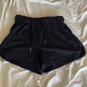 Säljer mina svarta mjukis shorts då dom är för små för mig. Det är storlek XS och använda ca 2 gånger, skicket är väldigt bra. Det är bara att höra av sig vid frågor eller funderingar😊