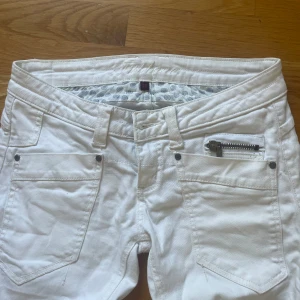 Jeans  - Säljer ett par y2k fishbone jeans i storlek 28 nästan aldrig använda ❤️raka i benen