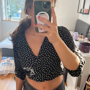 Hollister blus  - Svart blus med vita prickar 