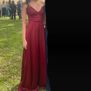 Balklänning - Nu har det blivit dags att sälja min fina fina balklänning då jag tyvärr aldrig kommer ha tillfälle att använda en såhär fin klänning igen. Enbart använd en kväll på min studentbal 2024 så den är så gott som ny, inga skavanker finns. Nypris 1 199kr❤️