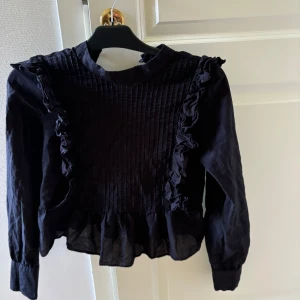 Svart blus - En svart blus i storlek 34. Osäker på att sälja men pris kan diskuteras. Löpt från Zalando.