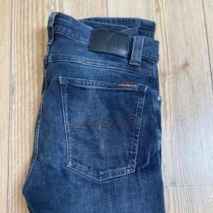 Nudie jeans - Säljer ett par Nudie jeans i väldigt bra skick. Knappt använda då dom var för slim för mig. Storlek W31 L32