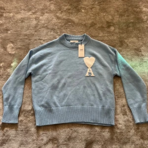 Ami Paris Stickad - Helt oanvänd stickad ami Paris tröja köpt på Farfetch. Perfekt till hösten 
