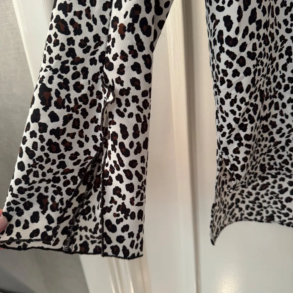 Fin blus med vid arm i trendig leopard. Blusar.