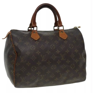 Louis Vuitton Speedy 30 - Louis Vuitton Speedy 30. Ett måste i väskkollektionen! Bra storlek för både vardagsbruk och resor. Perfekt att använda som skol-/arbetsväska. Speedy ger en touch av lyx och stil till varje outfit.