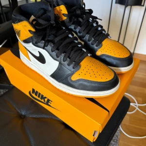 Air Jordan 1 Retro High Og Taxi Black - Air jordans taxi black i bra skick. Skicka gärna prisförslag. Skriv om ni undrar något annat!