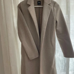 Jätte fin Beige kappa från zara🤎 - Beige kappa från zara i storlek S, andvänd fåtal ggr💗