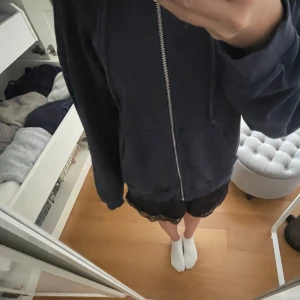 Weekday zip up hoodie XS - En jättemysig mörkblå zip up hoodie i storlek XS. Jättefin passform. Andvänt Max 4 gånger, inga fläckar och inga hål. Väldigt skön och varm inför hösten och vintern!
