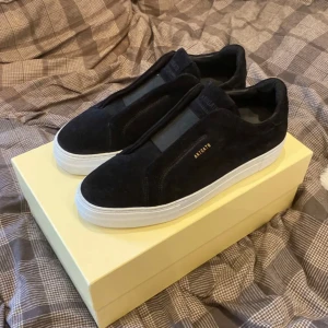 Arigato mocca - Ett par helt nya svarta arigatos laceless i mocca i orginalförpackning storlek 43 