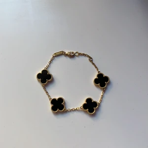 Van cleef armband guld och svart - Sljer van cleef armband guld och svart 