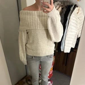 Stickad tröja ginatricot  - Super söt stickad tröja offshoulder från ginatricot. Aldrig använd. Perfekt skick. Köpt för 300kr! Möts i Stockholm annars post via Swish och spårbar frakt från postnord. 