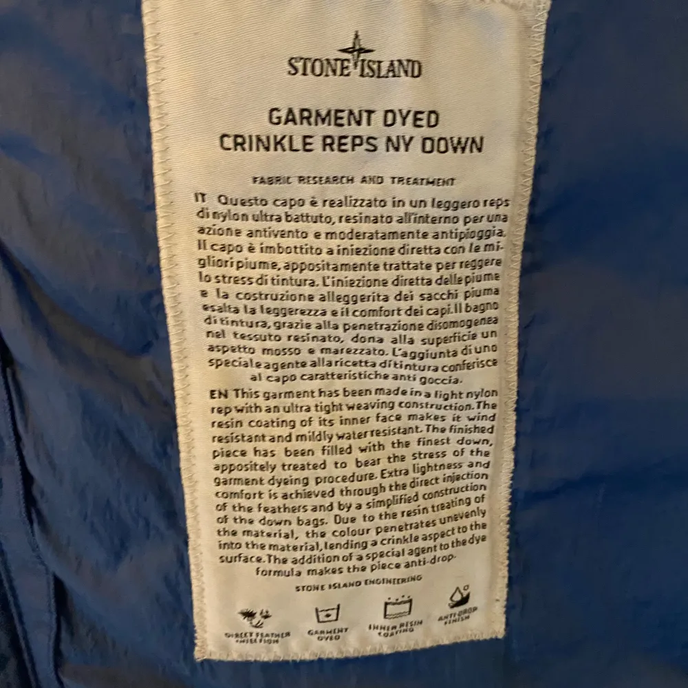 Säljer min stone island jacka (garment dyed crinkle reps ny down jacket) pga att den inte kommer till användning. Den är knappt använd och är i väldigt gott skick.  Jackan är såklart äkta. Storlek: M  Dustbags igår. . Jackor.