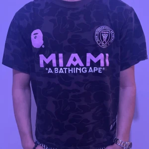 Bape Miami T-shirt - Säljer en jätte fin Bape Miami T-shirt köpt på Facebook marketplace. Storlek M men passar S.  Kan tänka mig gå ner i pris via snabba affärer. 