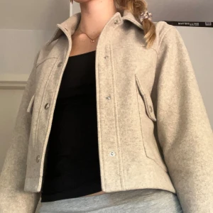 Beige jacka från Zara - Säljer en superfin beige jacka från Zara. Den är knappt använd och perfekt nu till hösten 🍁