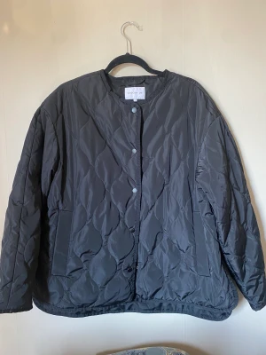 Quiltad jacka från Stockh lm  - En skit snygg höst/vår jacka från Mq, stockh lm😊 Storlek S och lite oversize Nypris 1500kr