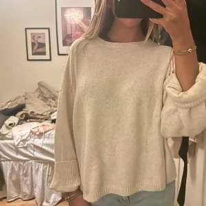 Stickad tröja  - Stickad tröja ljus beige färg storlek L men sitter som en m 
