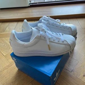Adidas originals Superstar Vita -helt nya - Säljer ett par adidas superstar i nyskick! Använt dem 1ggn och är så gott som nya. Passar till vilken stil som helst! Först till kvarn. Vid funderingar är det bara att höra av er :)