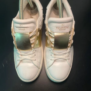Valentino Skor - Hej! Säljer nu dessa Valentino Opens, storlek 37, skicket bedömer vi är väldigt bra, tveka inte på att höra av er vid frågor kring skorna! 