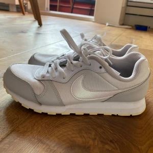 Jättesnygga Nikes! 💕 - Fina md runner 2 Nikes storlek 37,5 🫶🏻 Använda men i fint skick! 